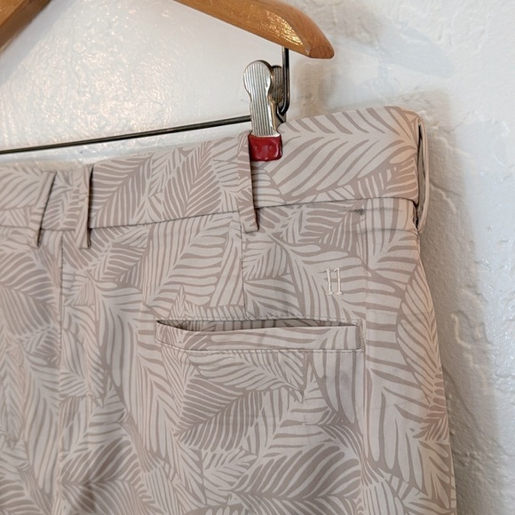 Walter Hagen wrinkle resistant flat front shorts leaves light khaki - Picture 5 of 7